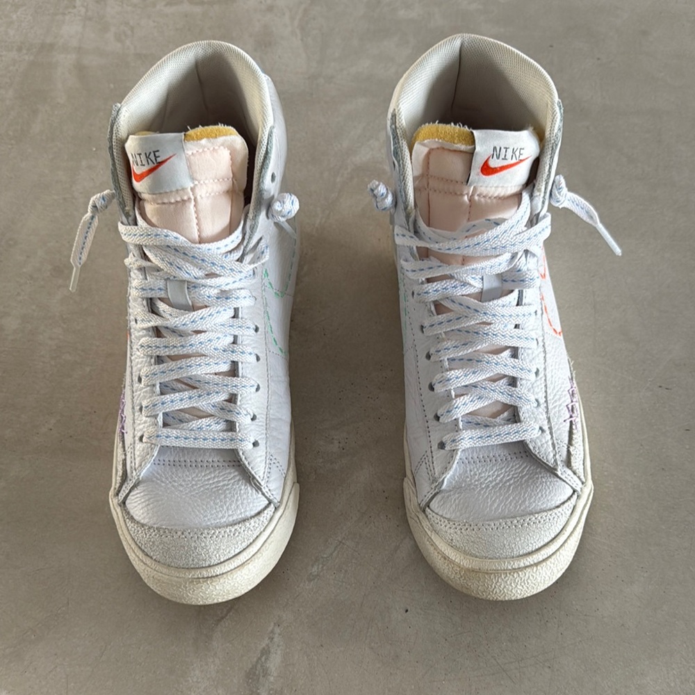 Nike stitched High-Top Sneakers in White and Orange